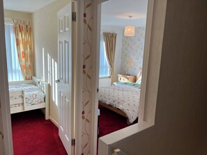 3 chambres, fer et planche à repasser, Wi-Fi, draps fournis