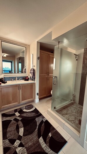 Shower, hair dryer, towels, soap - Historic post modern mid rise with floor to ceiling window views on Balboa Park. (San Diego)