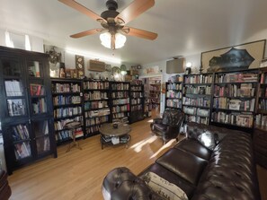 Téléviseur connecté, lecteur de DVD, livres, sélection de musique