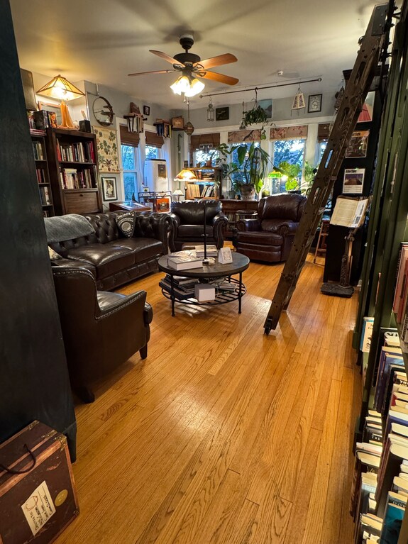 Tranquil Library Near Brown Line 2 Bed 1 Bath Vintage Private Unit @ Solar Lodge - Chicago