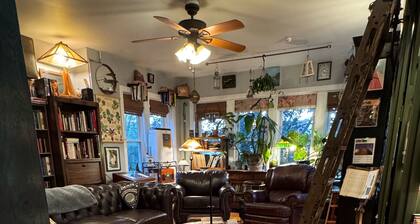 Tranquil Library near Brown Line 2 bed 1 bath vintage private unit @ Solar Lodge