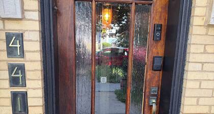 Tranquil Library near Brown Line 2 bed 1 bath vintage private unit @ Solar Lodge