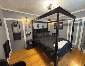 2 bedrooms, desk, iron/ironing board, free WiFi