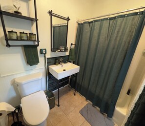 Séchoir à cheveux, bidet, serviettes fournies, savon