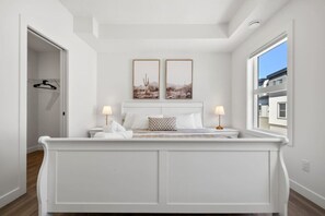 2 soverom, skrivebord, strykejern/-brett og reiseseng for barn