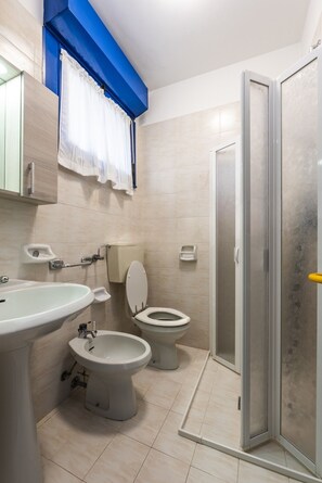 Apartment, 1 Bedroom, Balcony | Bathroom