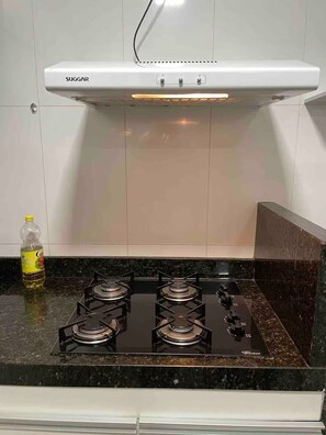 Refrigerador, microondas, horno y parrilla de estufa 