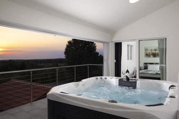 Outdoor spa tub
