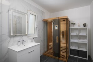 シャワー、ヘアドライヤー、タオル、石鹸