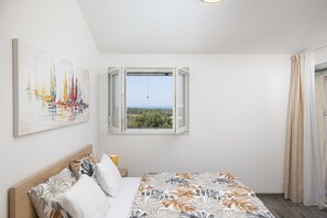 4 chambres, coffres-forts dans les chambres, fer et planche à repasser