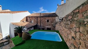 Outdoor pool - Rural House Sierra Serena. Rural Charm by the Castle (Baños de la Encina)