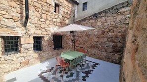 Outdoor dining - Rural House Sierra Serena. Rural Charm by the Castle (Baños de la Encina)