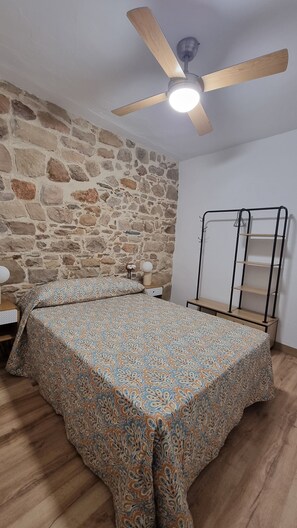 4 bedrooms, travel cot, free WiFi, bed sheets - Rural House Sierra Serena. Rural Charm by the Castle (Baños de la Encina)