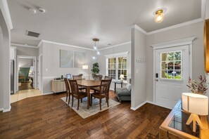 Dining - Jacuzzi Tub-Walk to Dining & Shopping-Garage Parking (Tulsa)