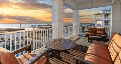 New! Oceanfront Penthouse/ 2 Decks/ Pool/Beach/Gym