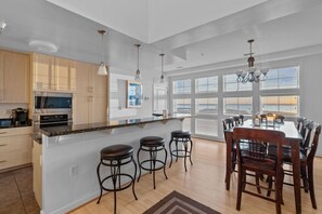 Dining - New! Oceanfront Penthouse/ 2 Decks/ Pool/Beach/Gym (Virginia Beach)