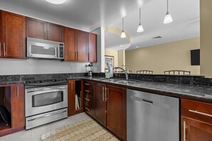 Microwave, dishwasher, cookware/dishes/utensils - New! Island Breeze/3Bd/Oceanfront/ Beach/Pool/Gym (Virginia Beach)