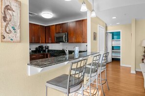 Mikrowelle, Geschirrspüler, Kochgeschirr/Geschirr/Besteck