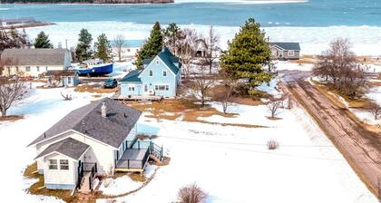 2 min to the beach. Family-sized house with vies of the water & kayaks,
