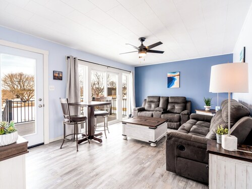 2 min to the beach. Family-sized house with vies of the water & kayaks,