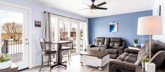 2 min to the beach. Family-sized house with vies of the water & kayaks,