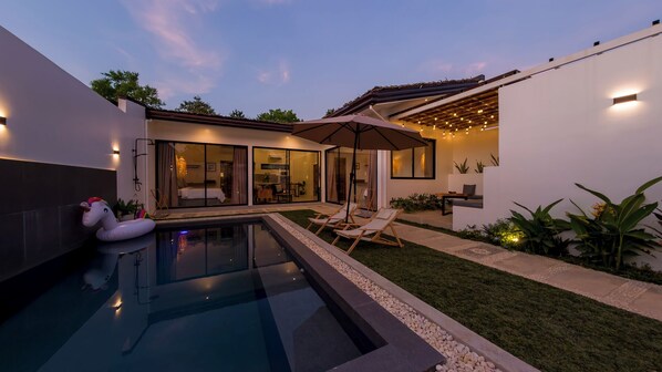 Luxe villa, 2 slaapkamers, terras, uitzicht op zwembad | Terras