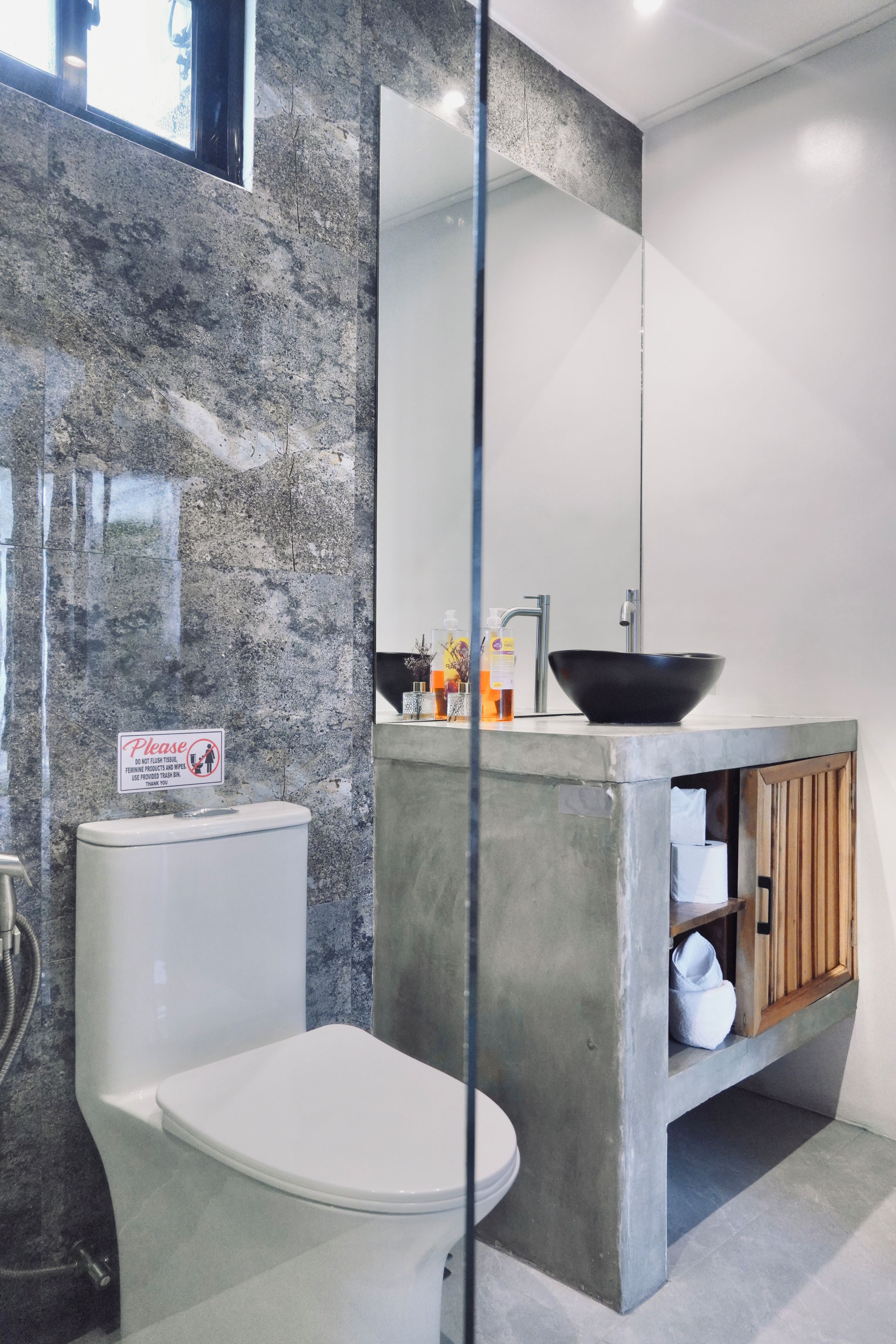Luxe villa, 2 slaapkamers, privézwembad, uitzicht op zwembad | Badkamer | Een douche, een haardroger, pantoffels, een bidet