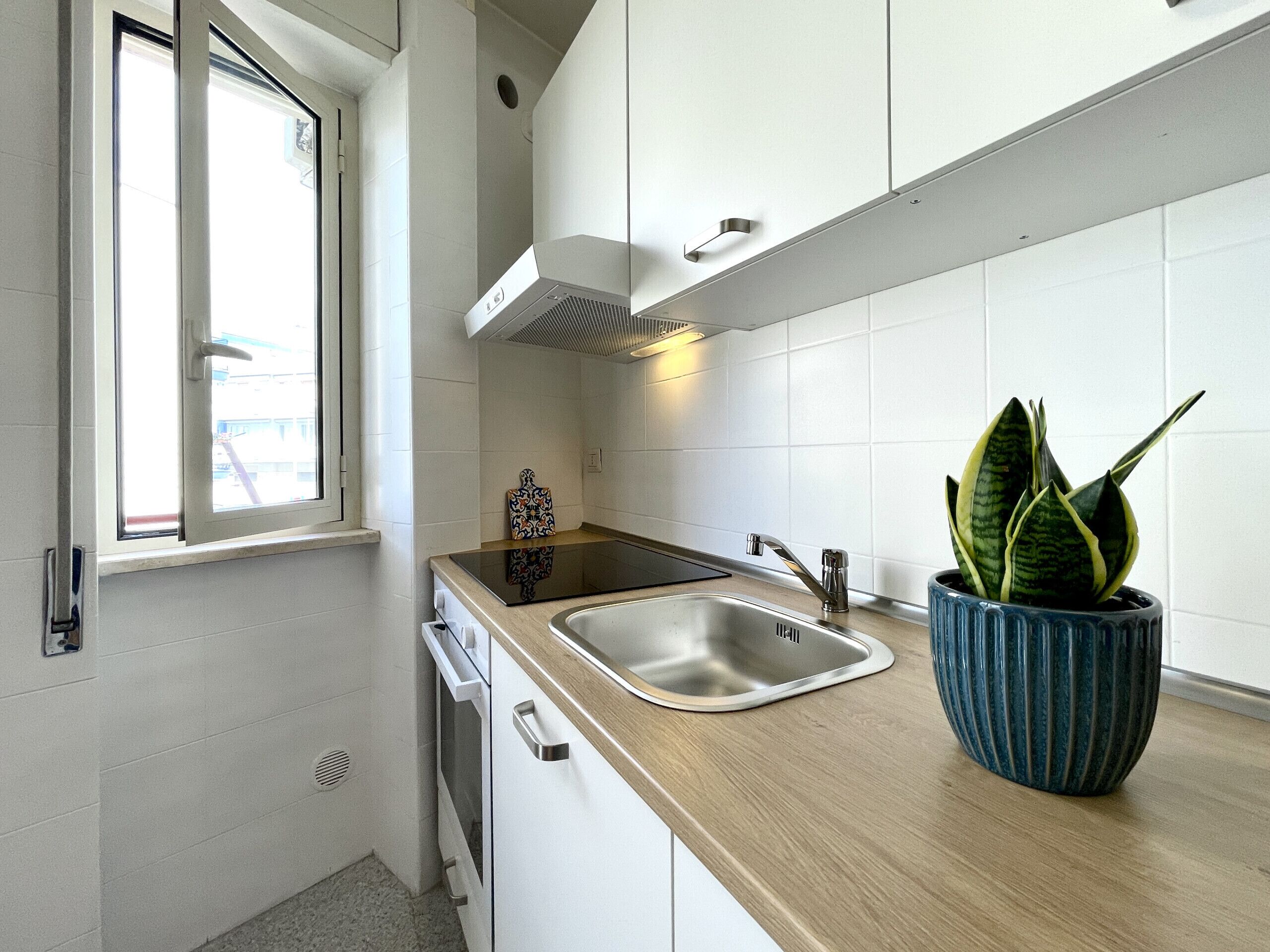 Fridge, oven, coffee/tea maker, electric kettle