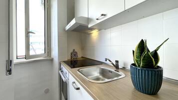 Réfrigérateur, four, cafetiÚre/bouilloire, bouilloire électrique