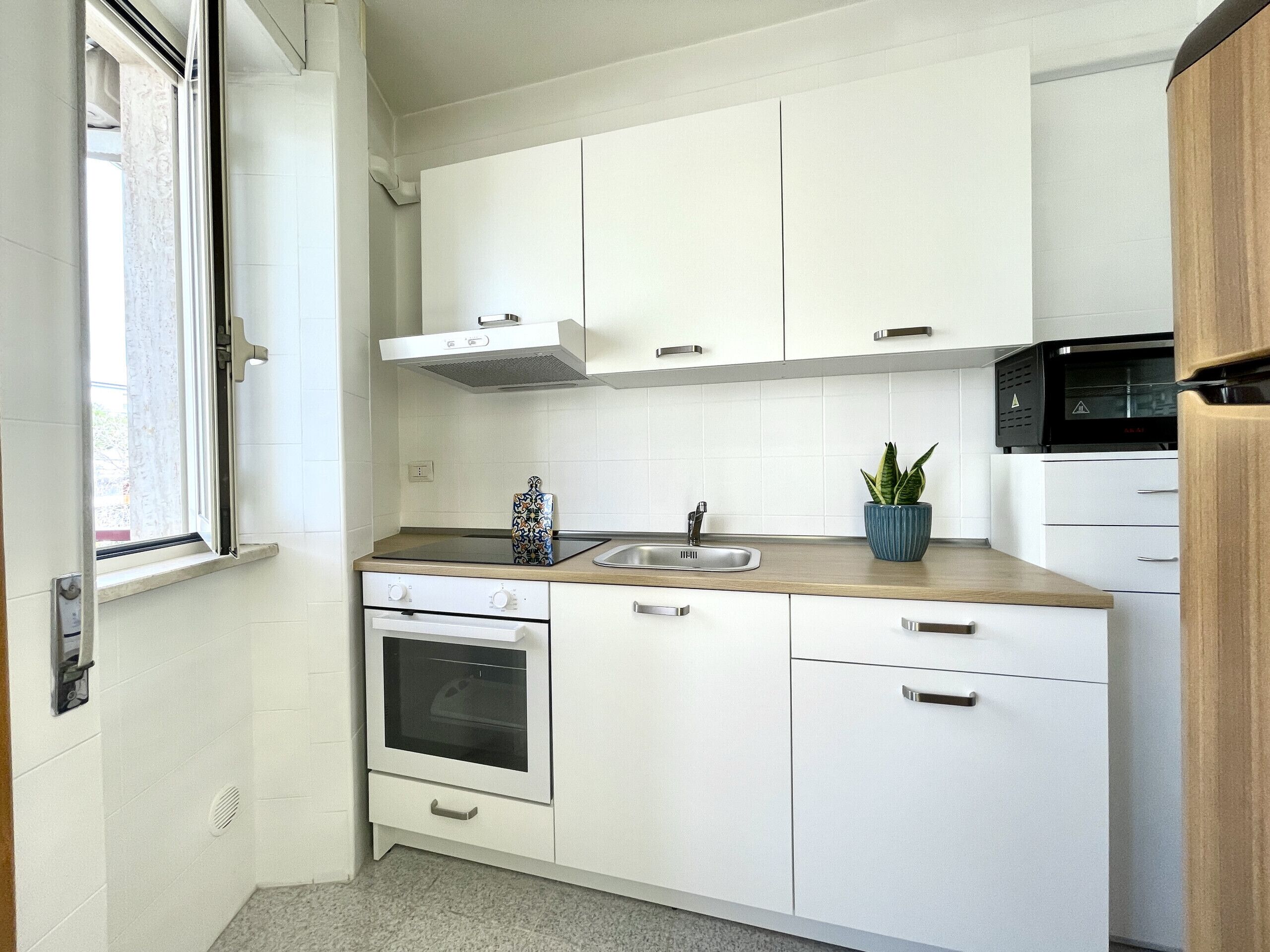 Fridge, oven, coffee/tea maker, electric kettle