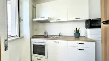 Fridge, oven, coffee/tea maker, electric kettle