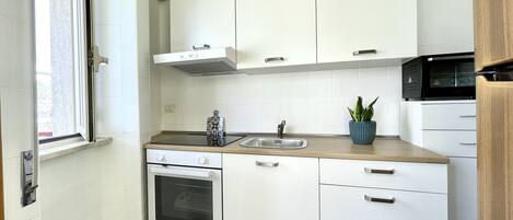 冷蔵庫、オーブン、コーヒー / ティーメーカー、電気ポット