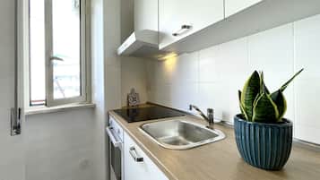 Refrigerador, horno, cafetera y tetera y tetera eléctrica