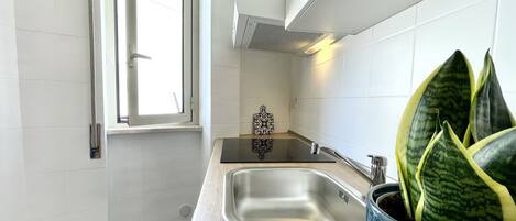 Fridge, oven, coffee/tea maker, electric kettle