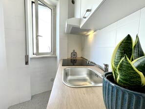 Fridge, oven, coffee/tea maker, electric kettle