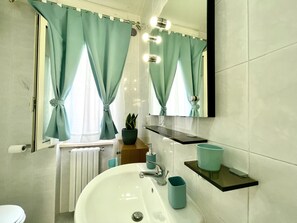 Een douche, een haardroger, handdoeken