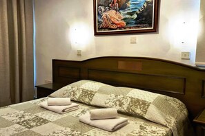 1 Schlafzimmer, Zimmersafe, Schreibtisch, Bügeleisen/Bügelbrett