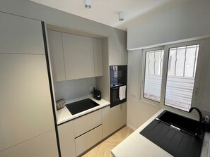 雪櫃、微波爐、焗爐、爐具