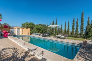Una piscina techada, una piscina al aire libre