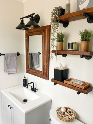 Douche, serviettes fournies, savon, papier toilette