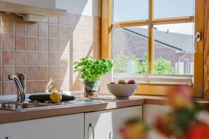 電子レンジ、コンロ、食器洗い機、コーヒー / ティーメーカー