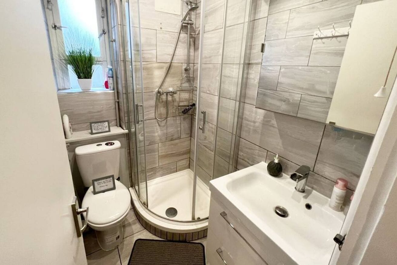 Douche, séchoir à cheveux, serviettes fournies