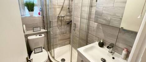 Douche, séchoir à cheveux, serviettes fournies