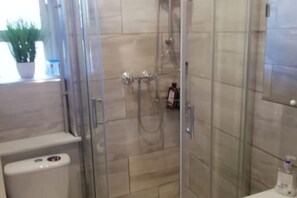 Shower, hair dryer - Vauxhall Central Room 2 (Greater London)