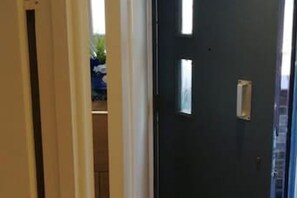 Eine geschlossene Tür mit Griff und kleinem Fenster.