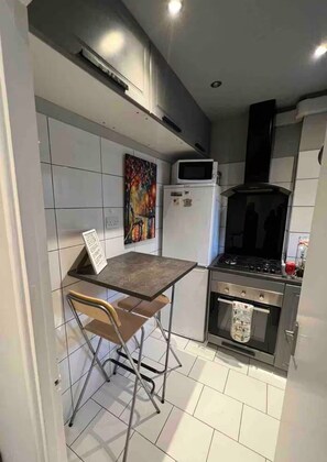 Fridge, microwave, oven, stovetop - Vauxhall Central Flat (Greater London)