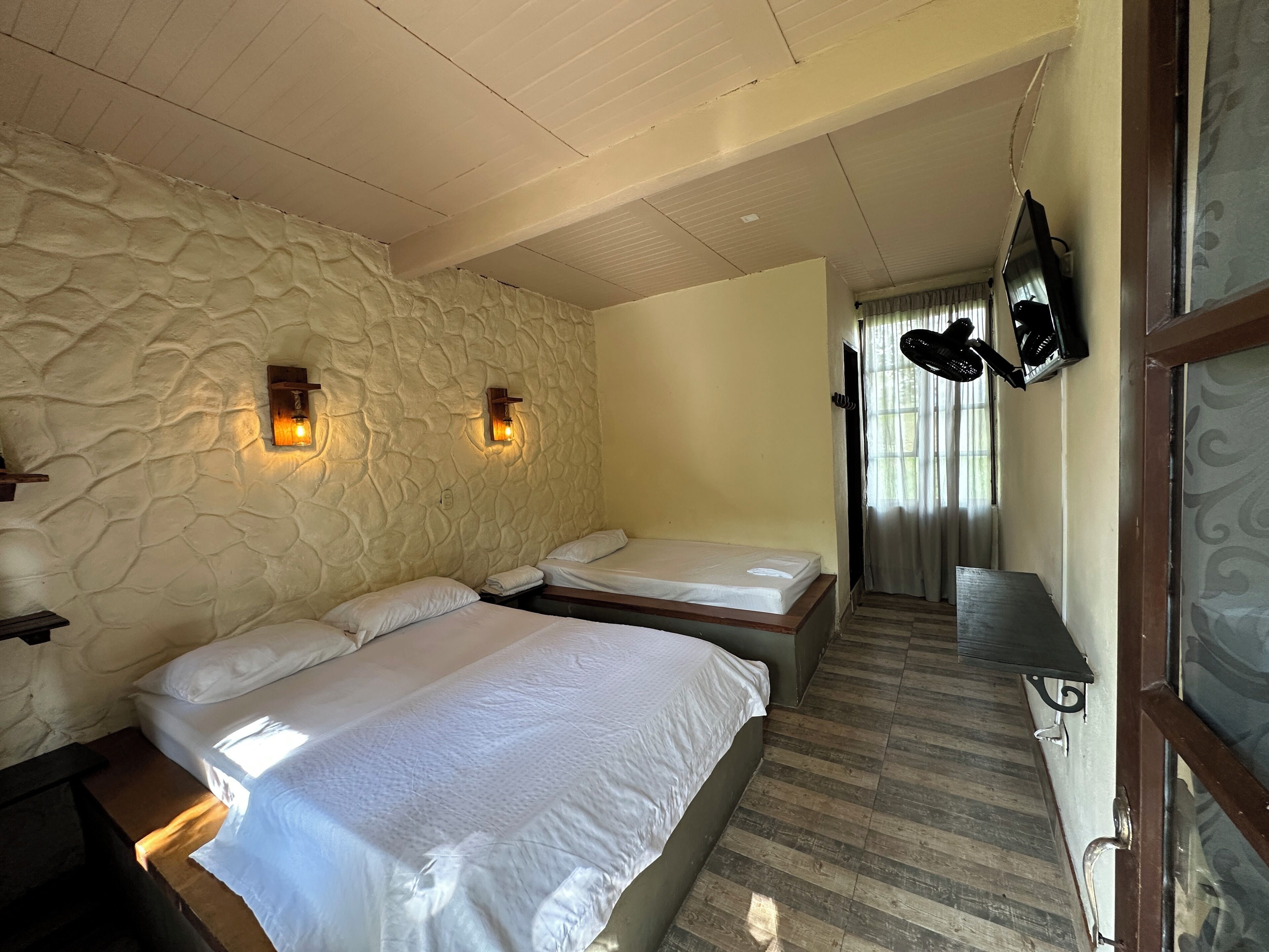 Quarto triplo básico | Ferros/tábuas de passar roupa, Wi-Fi de cortesia