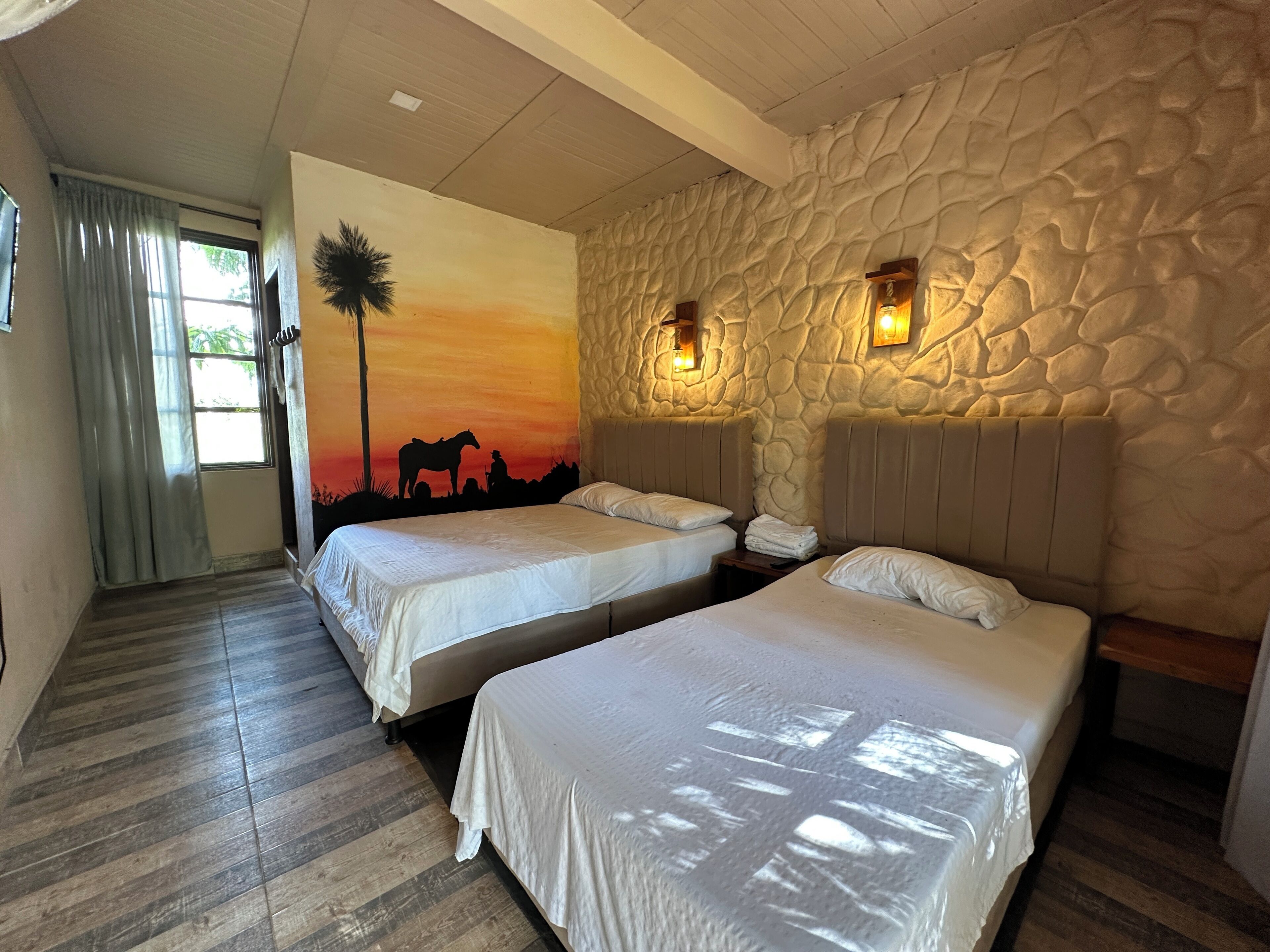 Quarto triplo básico, banheiro privativo | Ferros/tábuas de passar roupa, Wi-Fi de cortesia