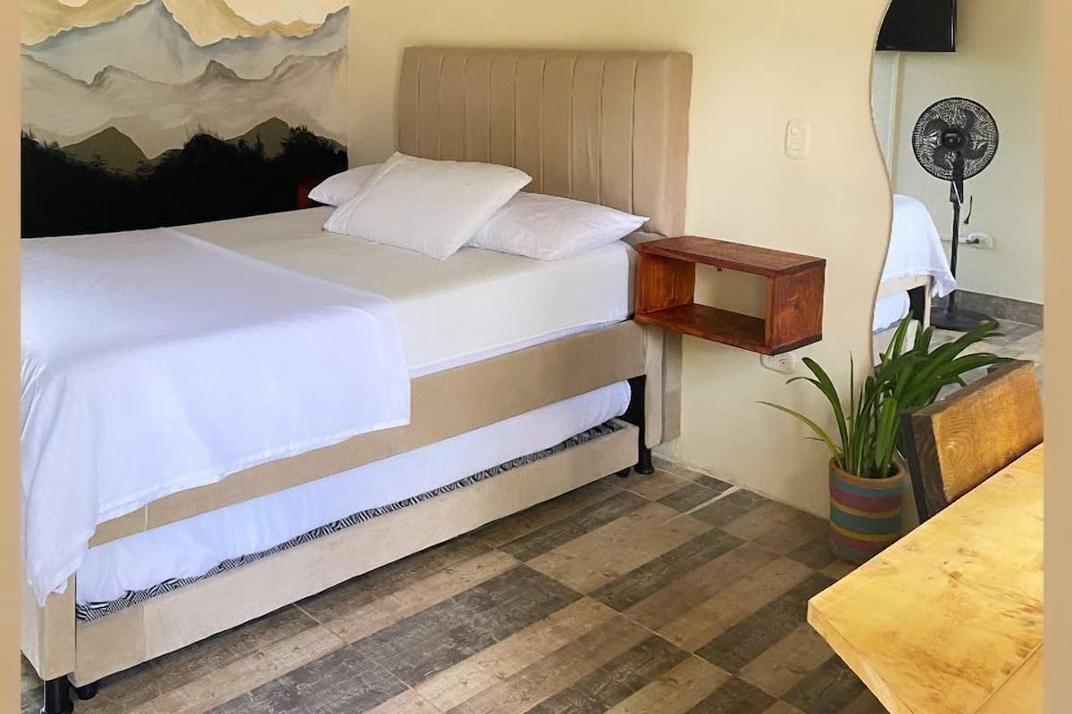Single Room, Private Bathroom | Iron/ironing board, free WiFi