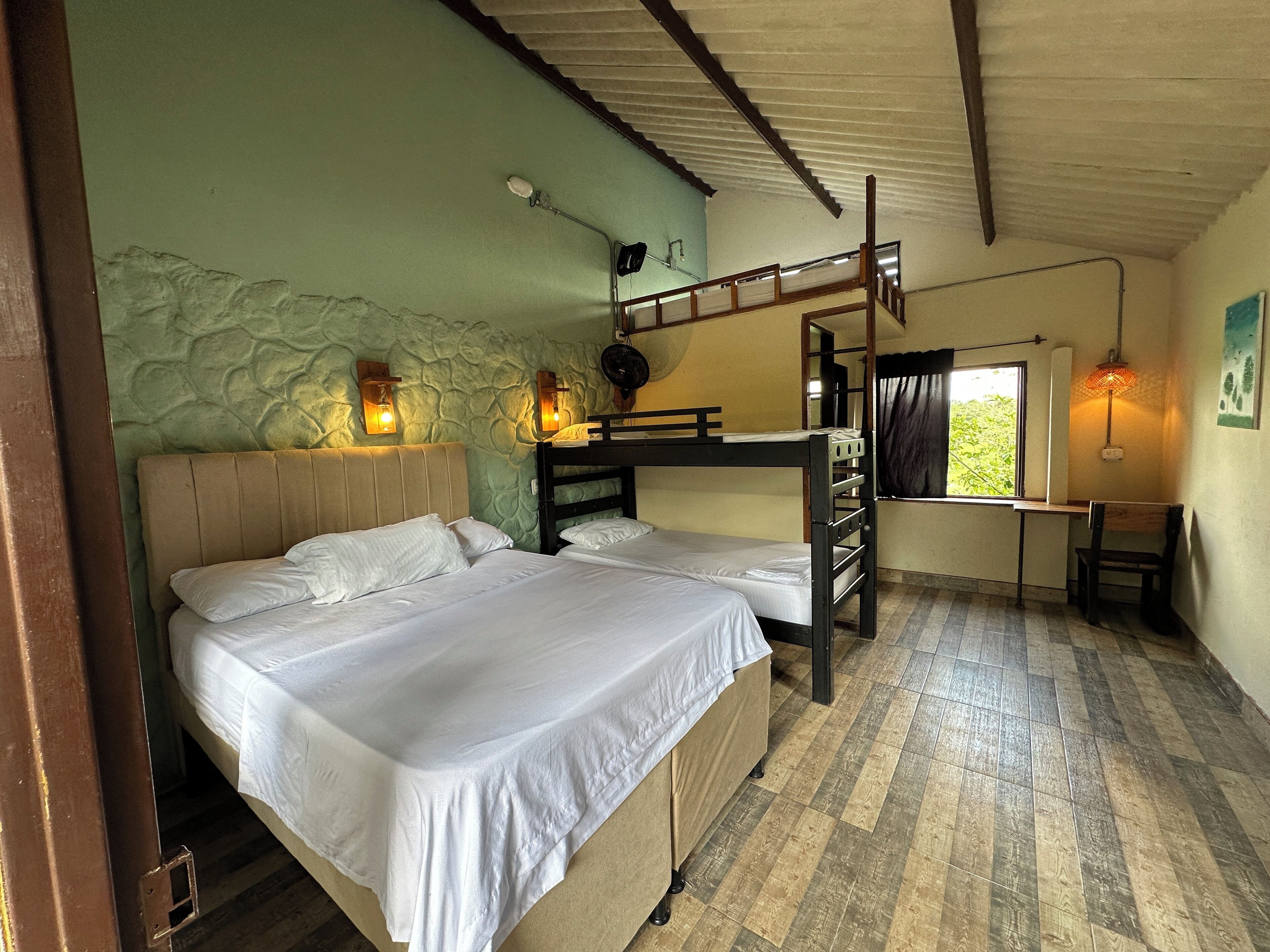 Quarto triplo, vista para o jardim | Ferros/tábuas de passar roupa, Wi-Fi de cortesia